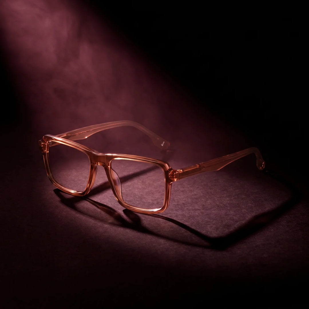 Anteojos Fiore 1038 en café – bajo un haz de luz teatral