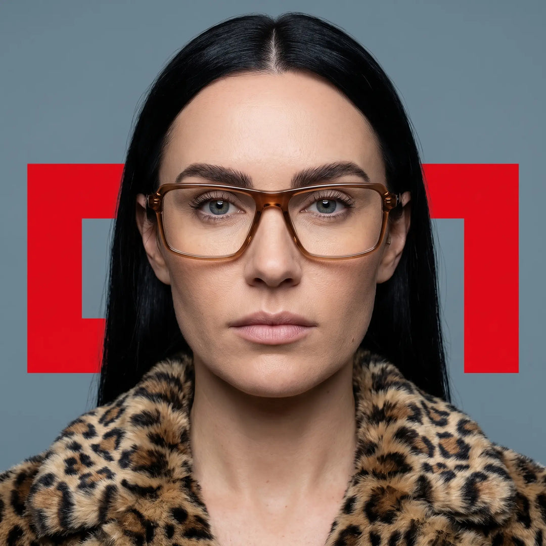 Anteojos Fiore 1038 en café, en modelo – retrato de campaña, studio portrait with sculptural styling