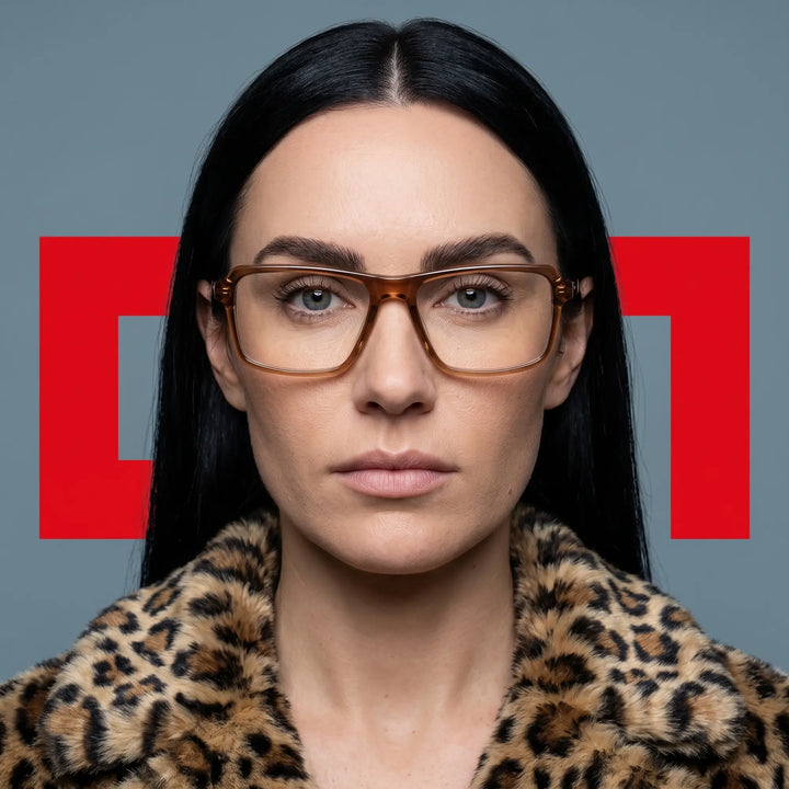 Anteojos Fiore 1038 en café, en modelo – retrato de campaña, studio portrait with sculptural styling