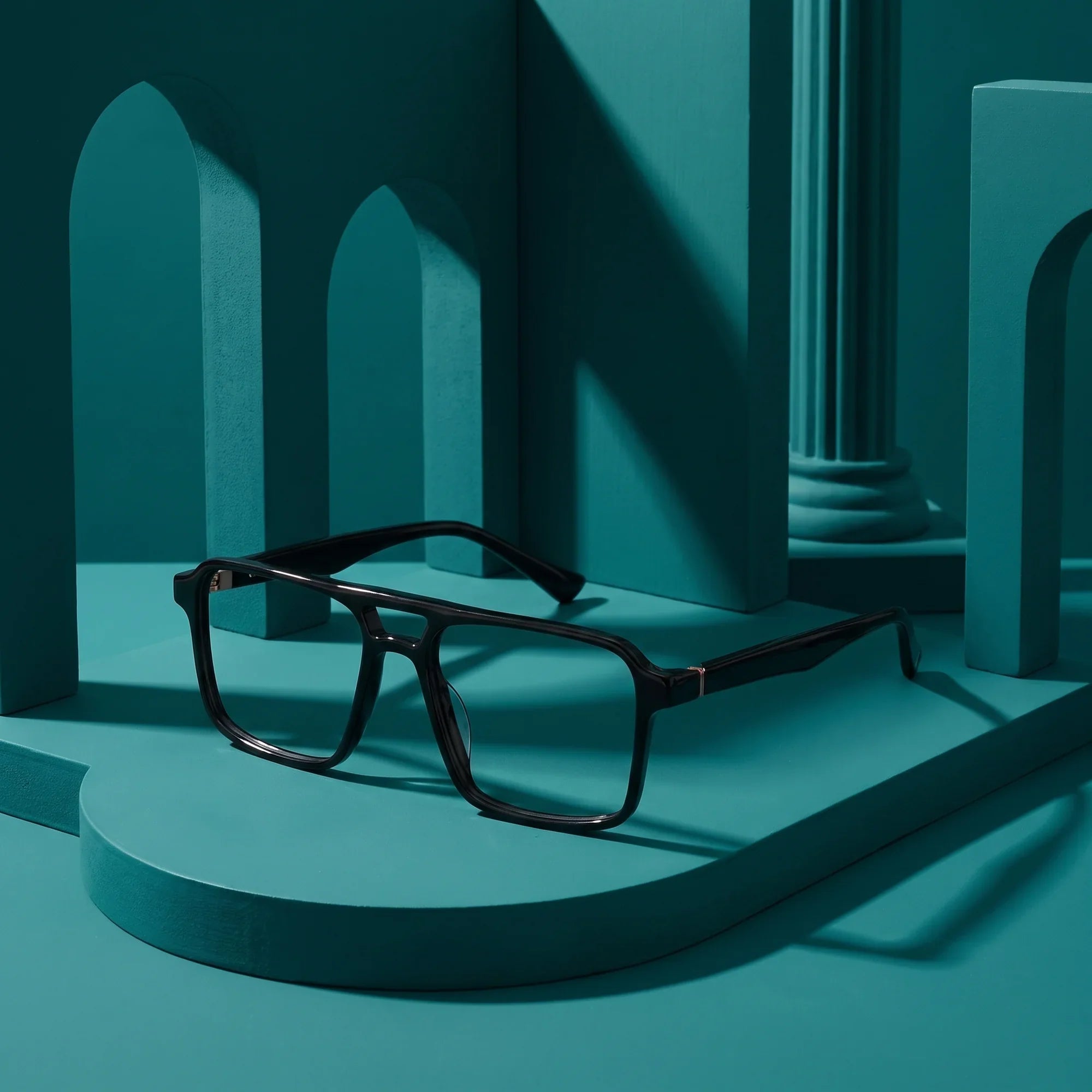Anteojos Fiore 1039 en negro – still life among monochrome teal arches
