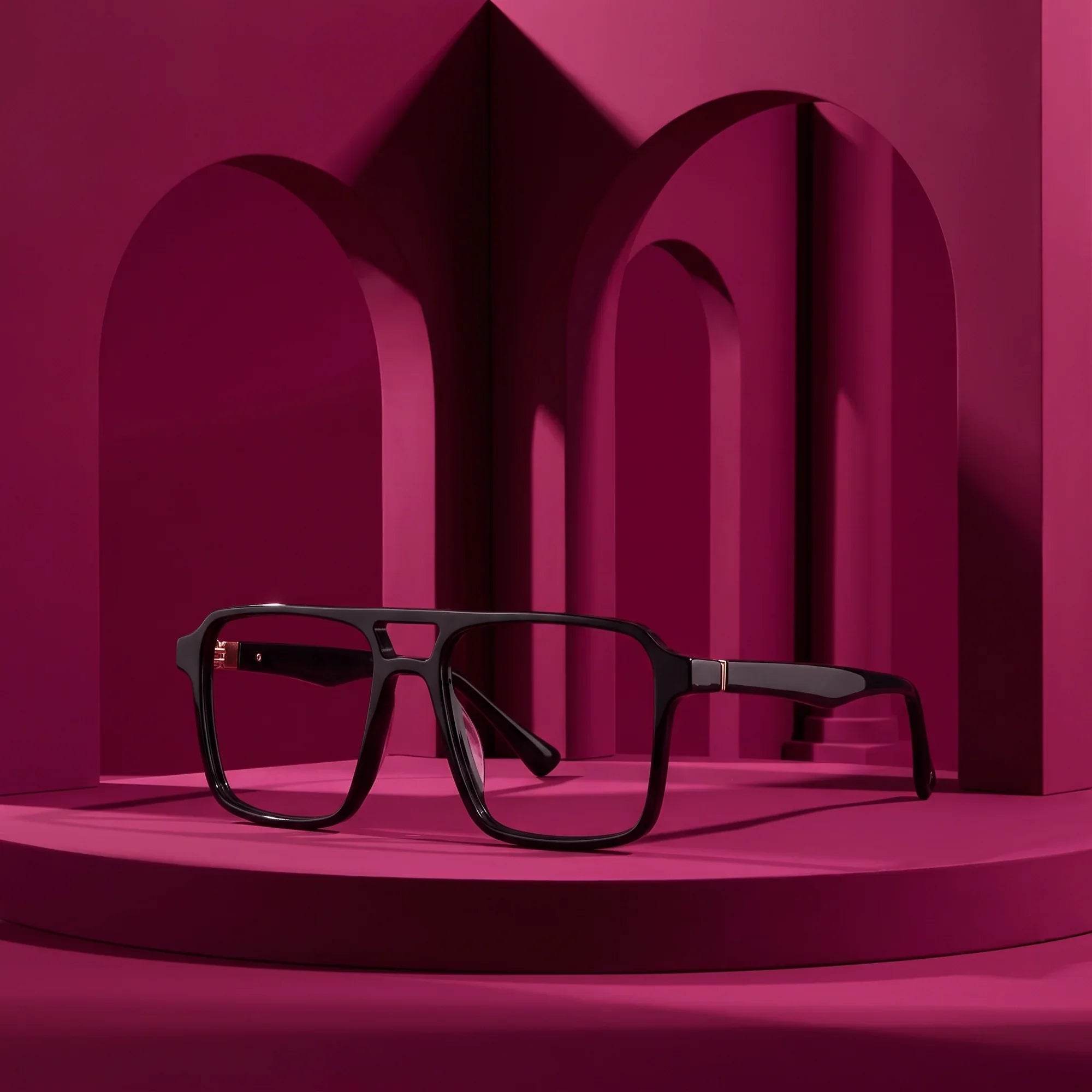 Anteojos Fiore 1039 en negro – staged on a sculptural magenta architecture set