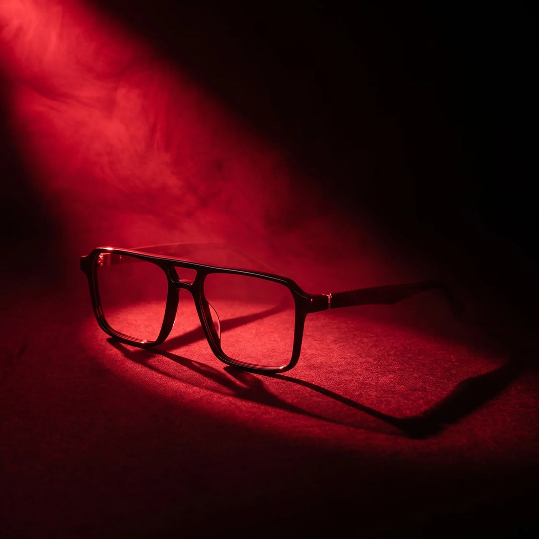 Anteojos Fiore 1039 en negro – bajo un haz de luz teatral