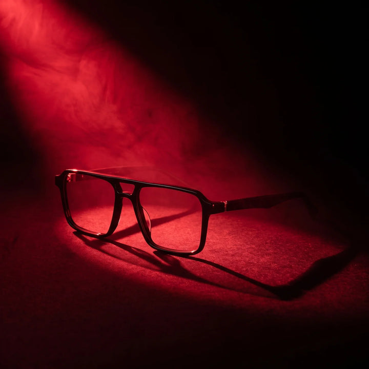 Anteojos Fiore 1039 en negro – bajo un haz de luz teatral