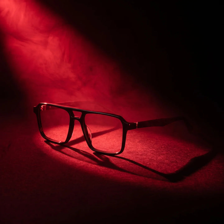 Anteojos Fiore 1039 en negro – bajo un haz de luz teatral