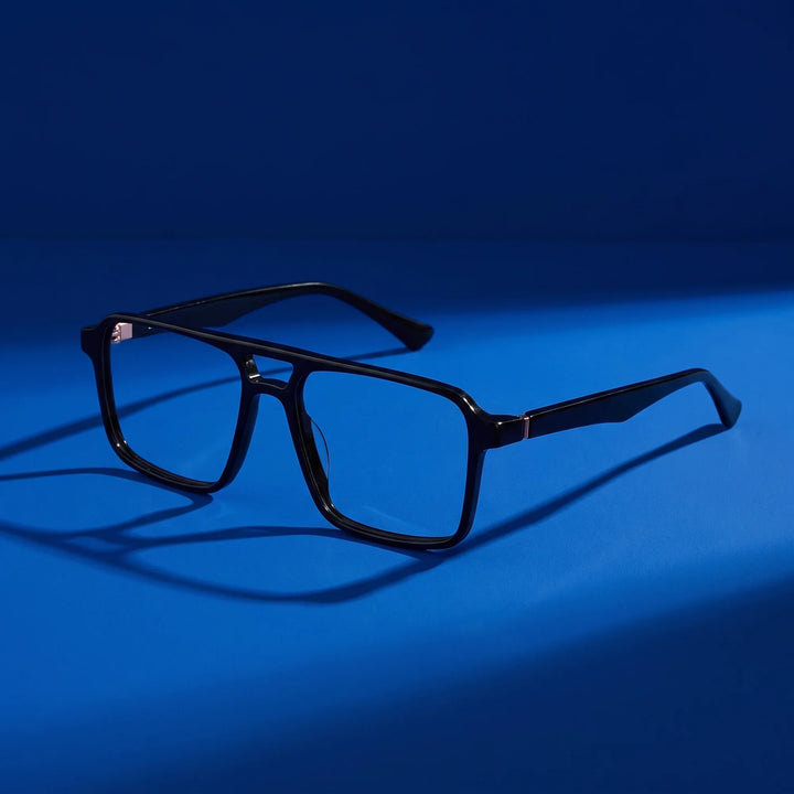 Anteojos Fiore 1039 en negro – hero still life against a deep cobalt backdrop