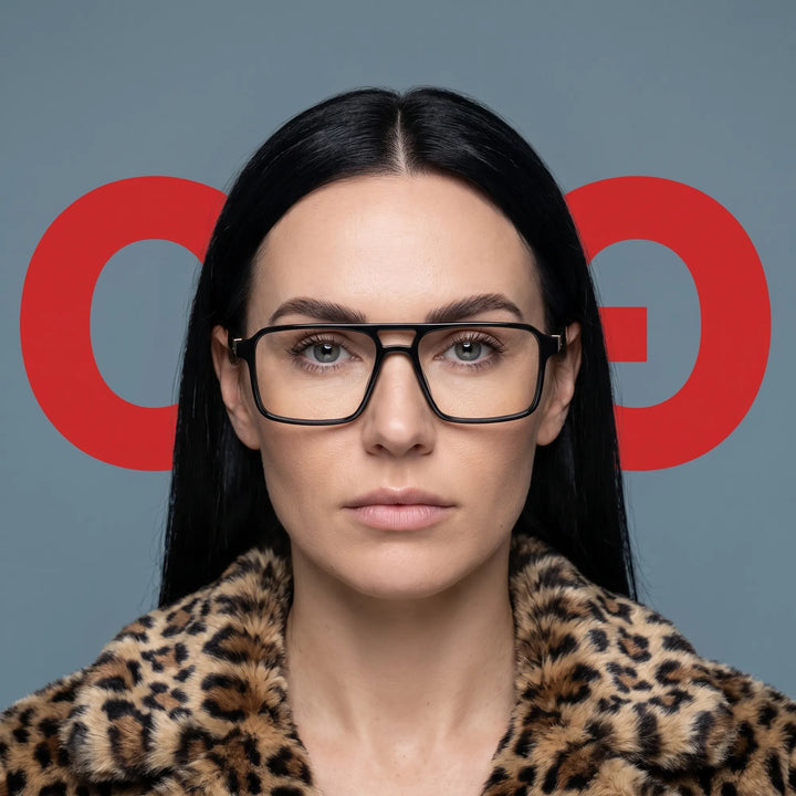 Anteojos Fiore 1039 en negro, en modelo – retrato de campaña, studio portrait with sculptural styling