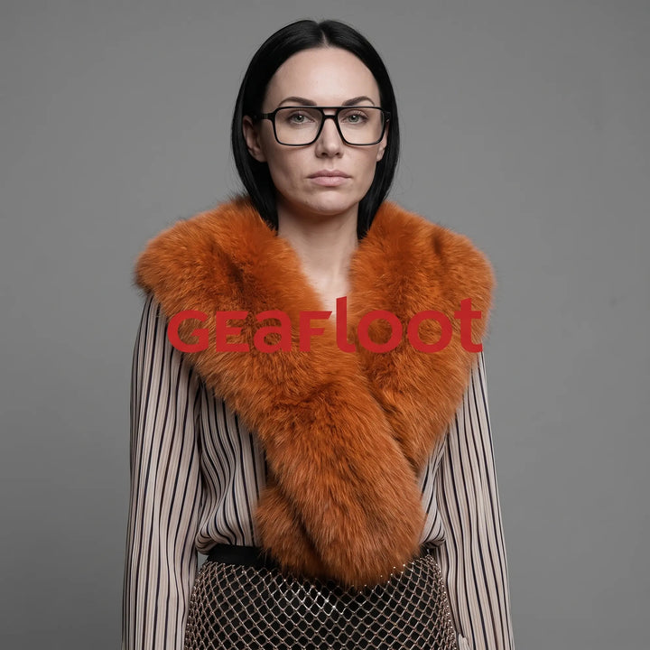Anteojos Fiore 1039 en negro, en modelo – retrato de campaña, bold studio pose in vintage tweed