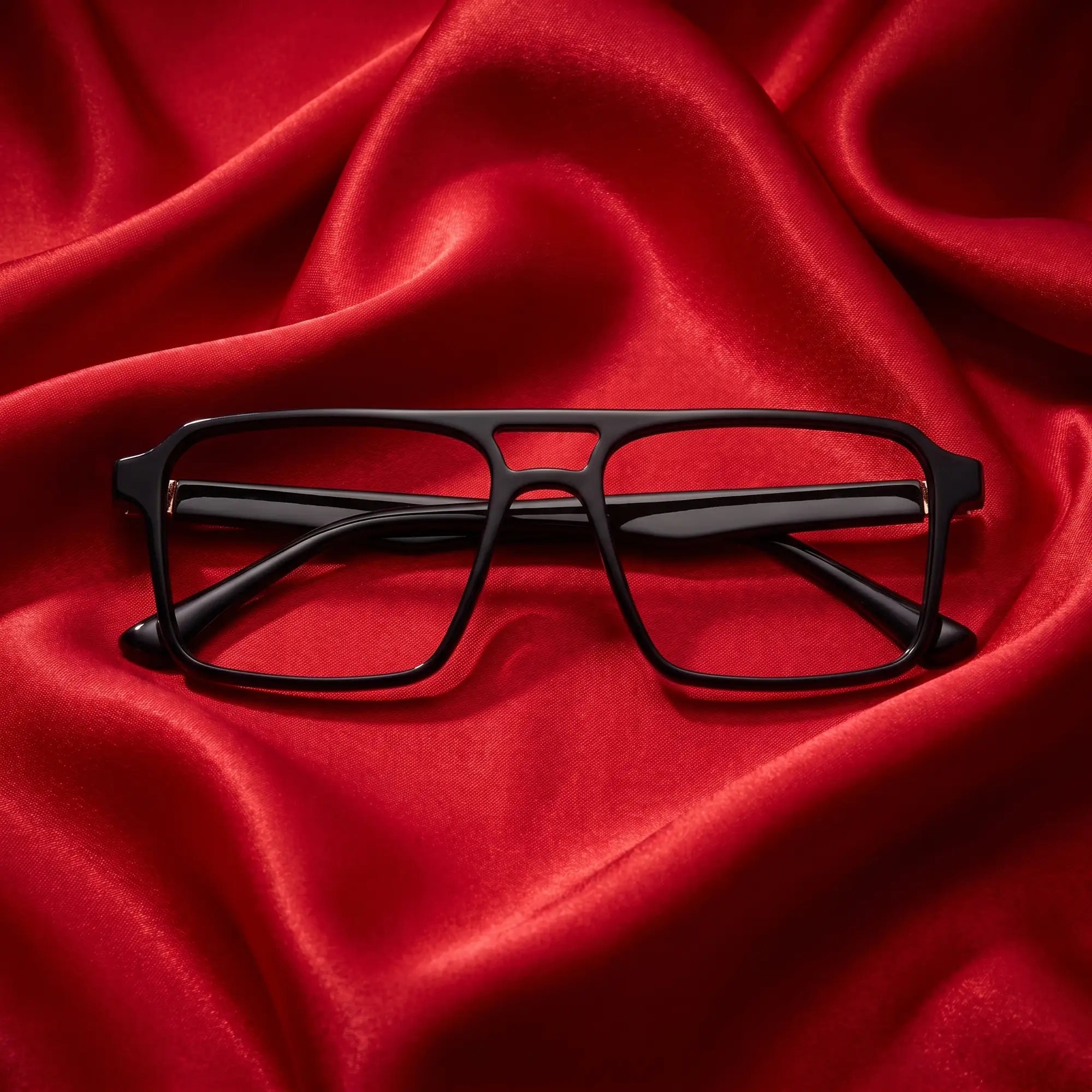 Anteojos Fiore 1039 en negro – nested in flowing vivid red silk
