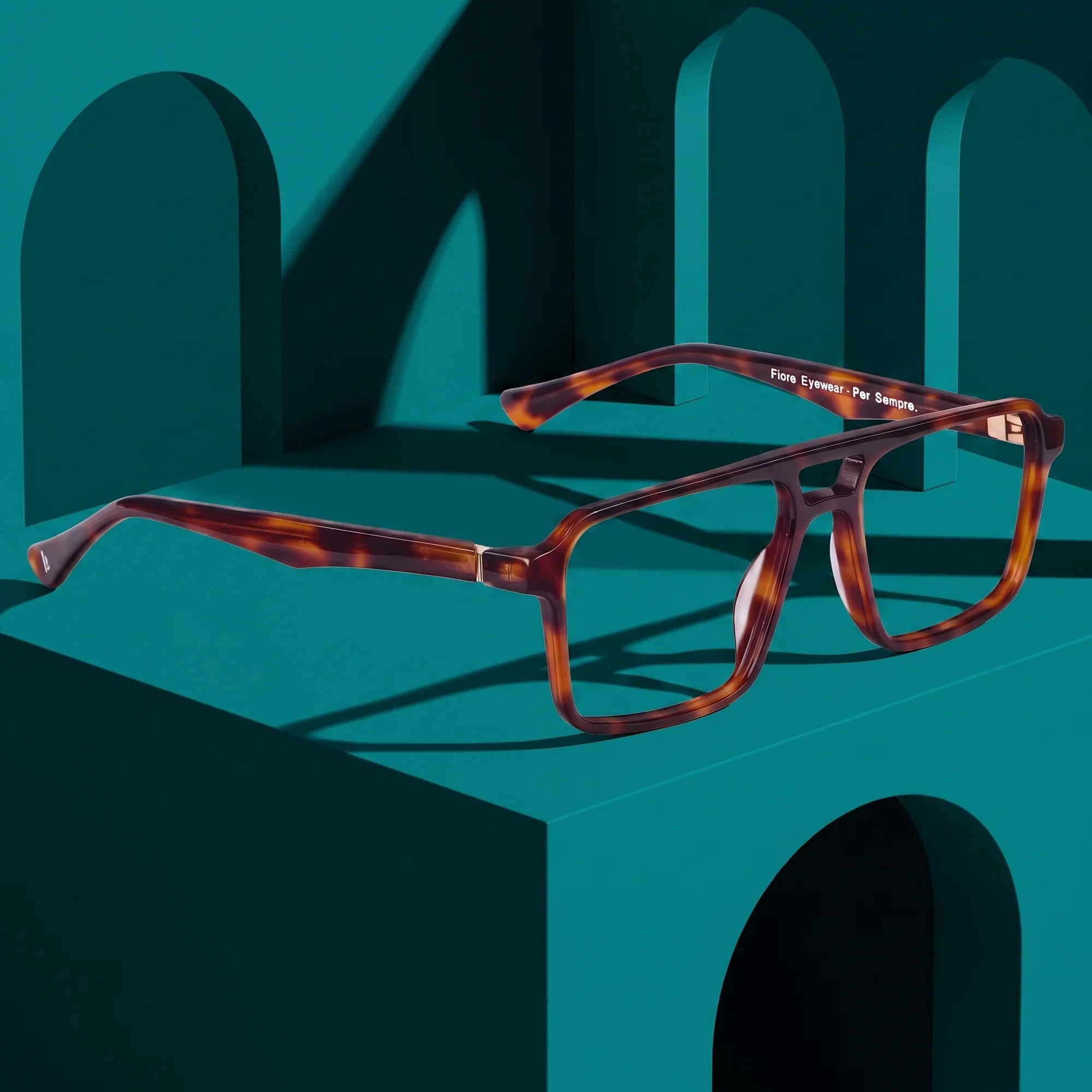 Anteojos Fiore 1039 en tortoiseshell – still life among monochrome teal arches