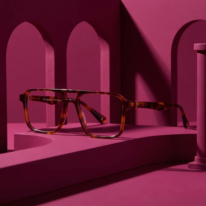 Anteojos Fiore 1039 en carey – staged on a sculptural magenta architecture set