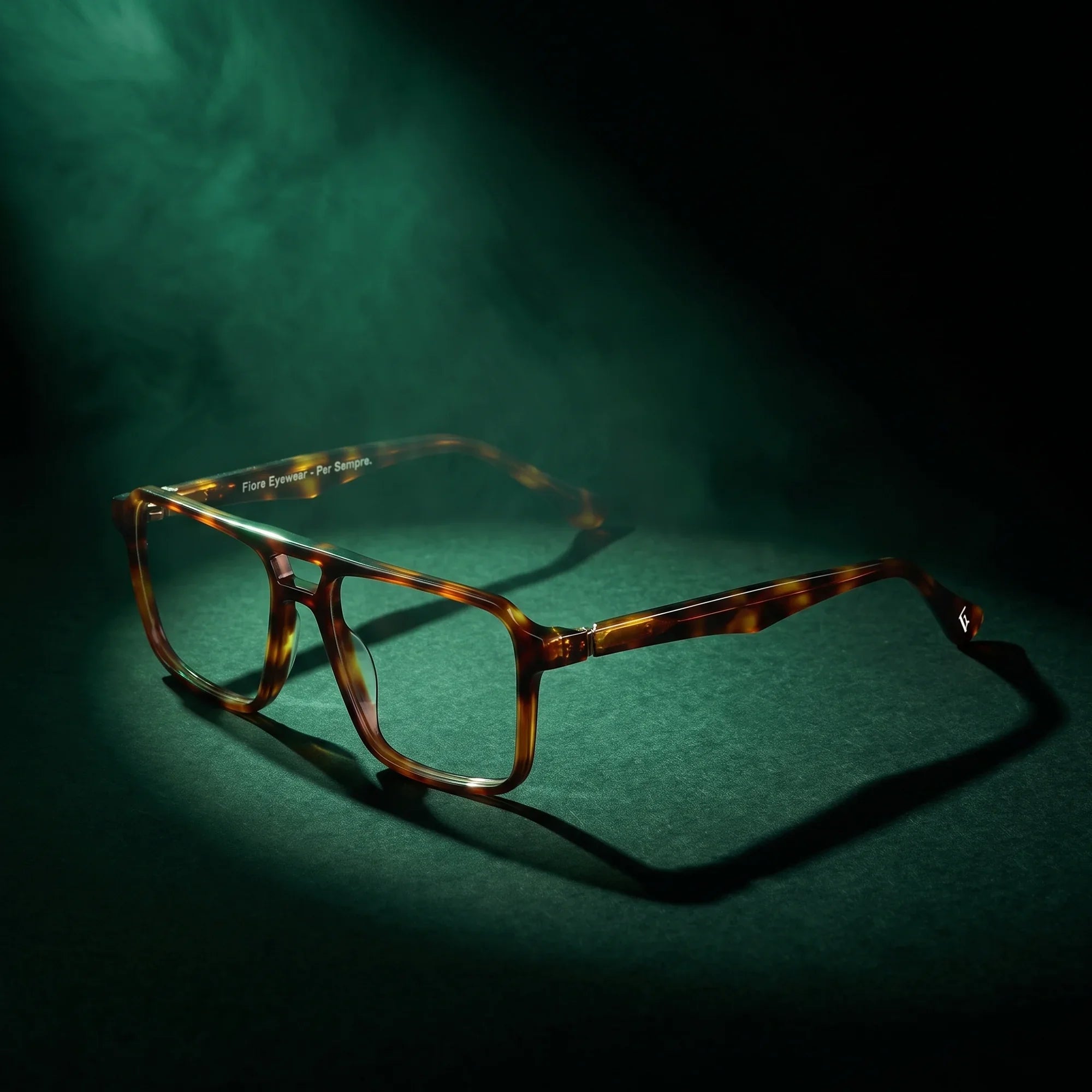 Anteojos Fiore 1039 en tortoiseshell – bajo un haz de luz teatral
