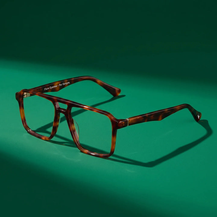 Anteojos Fiore 1039 en tortoiseshell – bodegón editorial sobre un set esmeralda saturado