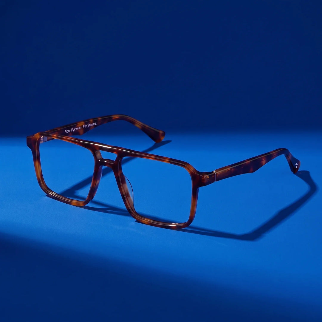 Anteojos Fiore 1039 en tortoiseshell – bodegón sobre fondo cobalto de estudio