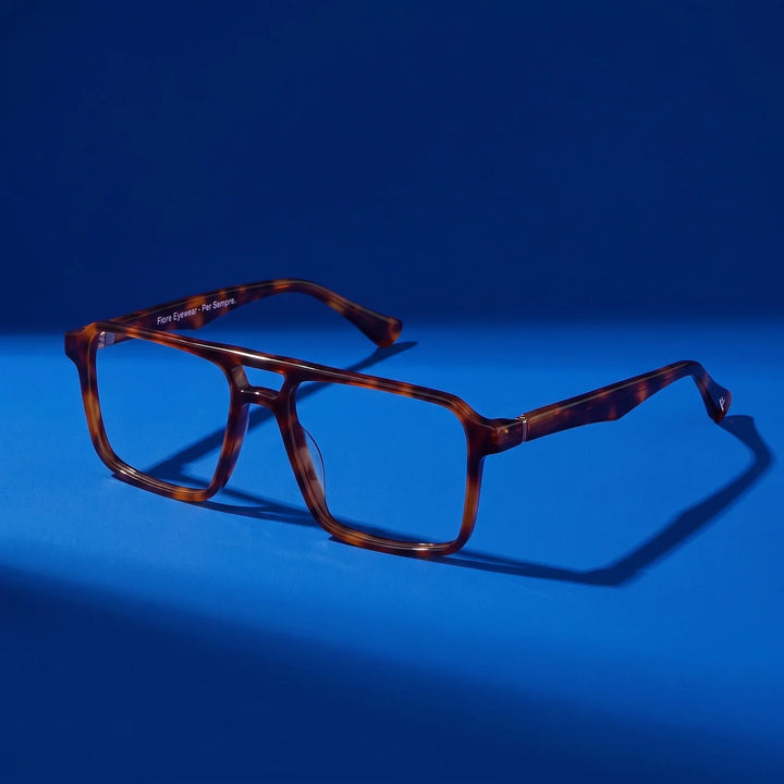 Anteojos Fiore 1039 en tortoiseshell – bodegón sobre fondo cobalto de estudio