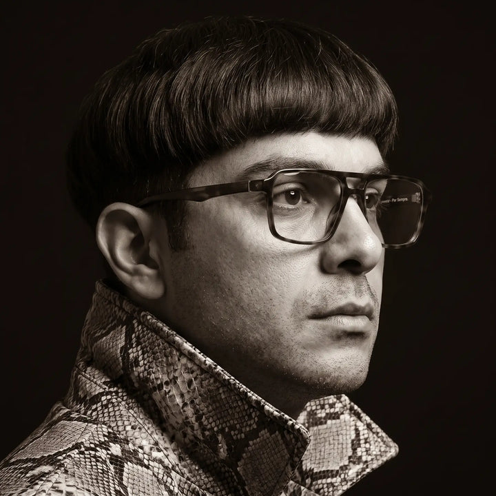 Anteojos Fiore 1039 en tortoiseshell, en modelo – retrato de campaña, monochrome studio portrait, red graphic accents