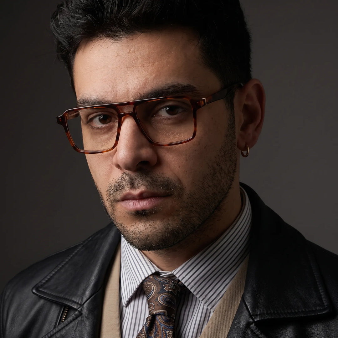 Anteojos Fiore 1039 en tortoiseshell, en modelo – retrato de campaña, minimal studio portrait in soft daylight
