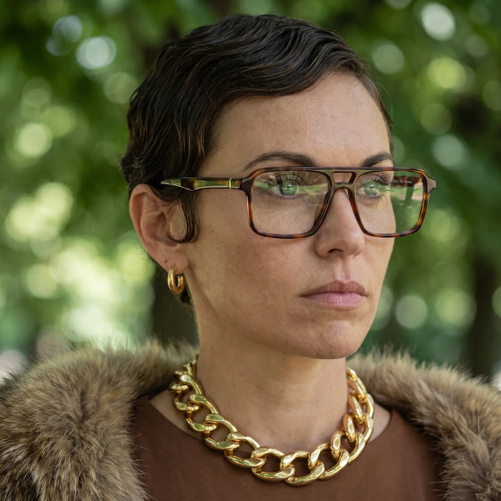 Anteojos Fiore 1039 en tortoiseshell, en modelo – retrato de campaña, fur-collar portrait in dappled daylight