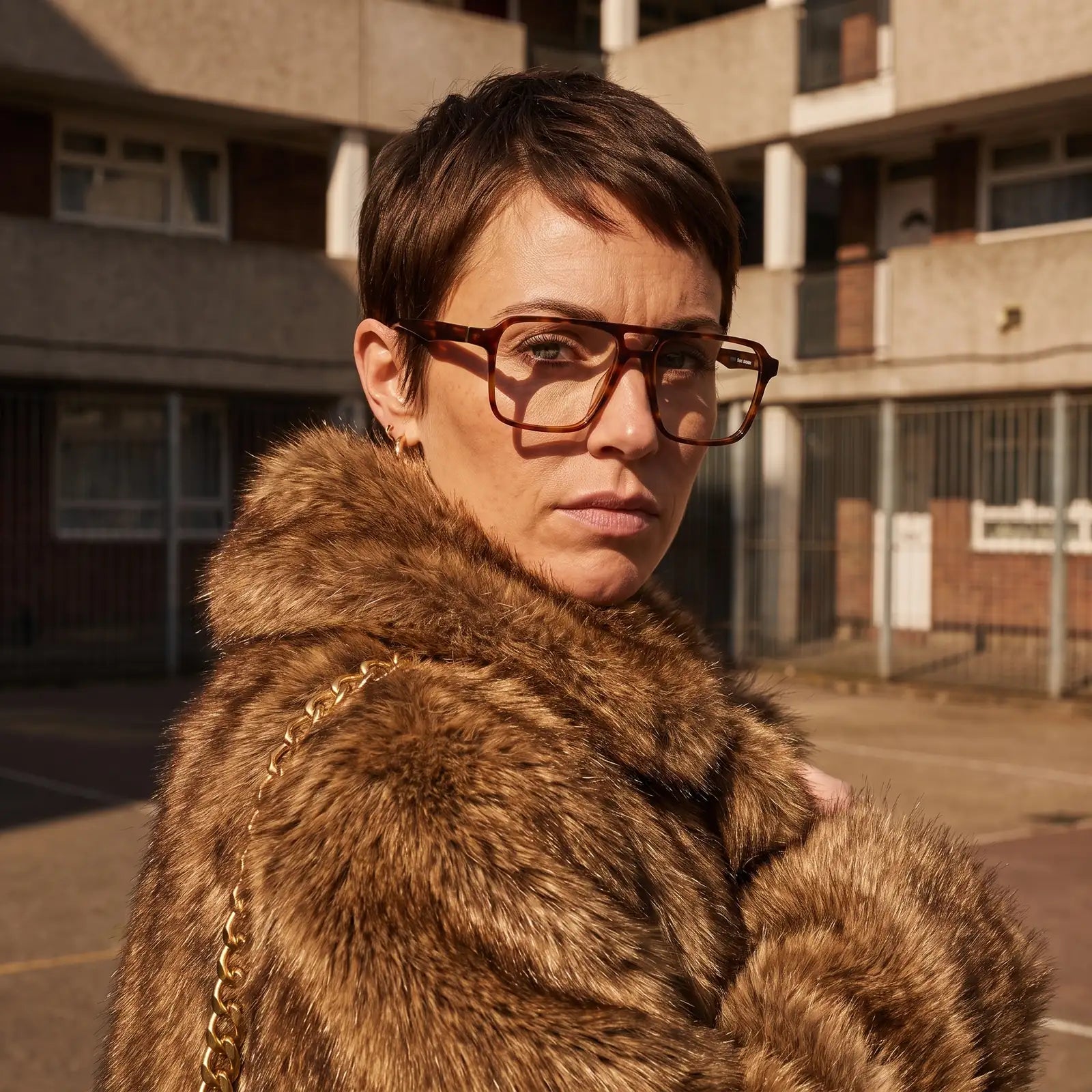 Anteojos Fiore 1039 en tortoiseshell, en modelo – retrato de campaña, street portrait rooted in city heritage