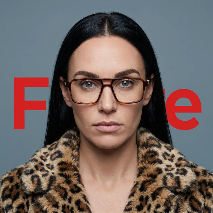Anteojos Fiore 1039 en tortoiseshell, en modelo – retrato de campaña, studio portrait with sculptural styling