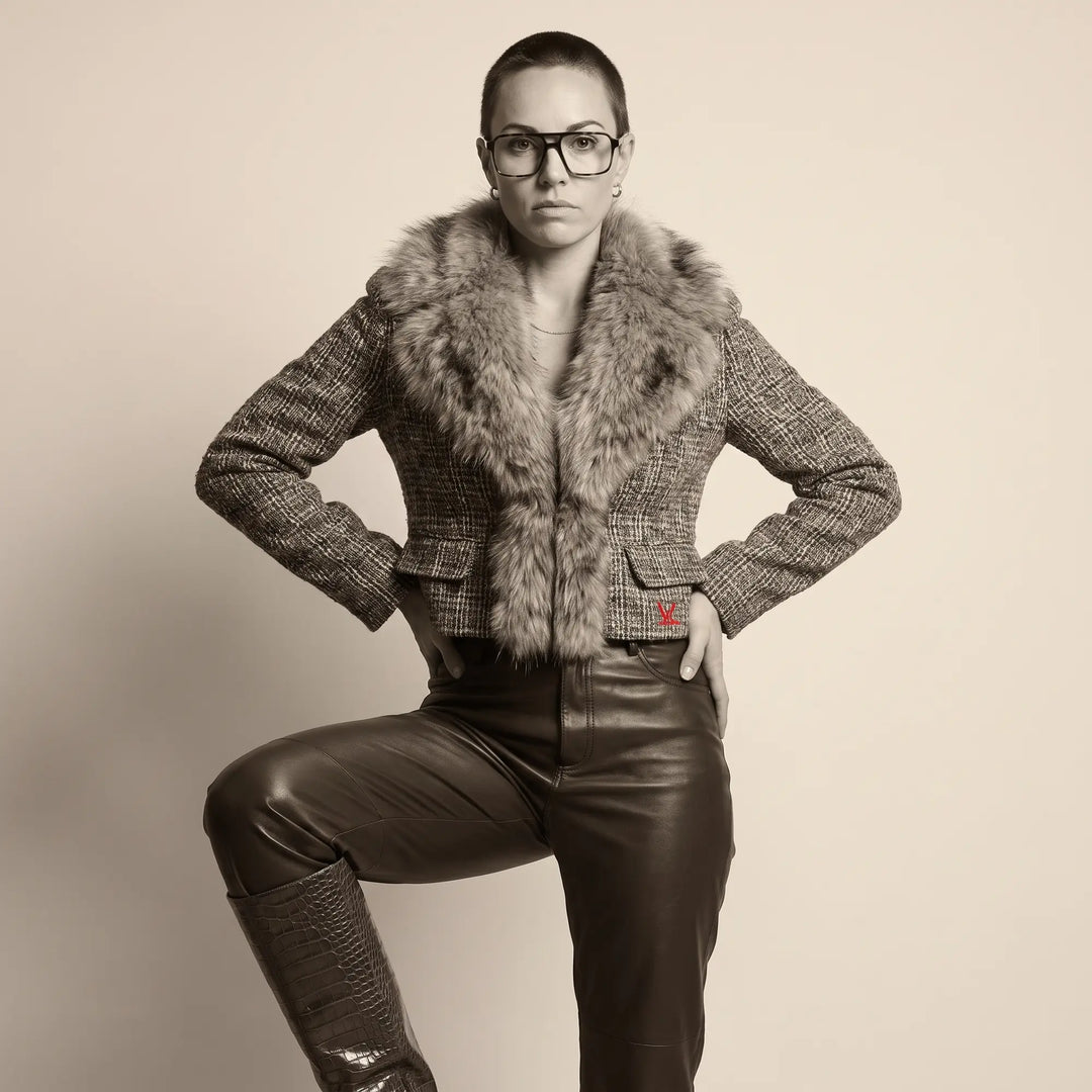 Anteojos Fiore 1039 en tortoiseshell, en modelo – retrato de campaña, full-length studio portrait in tweed and leather