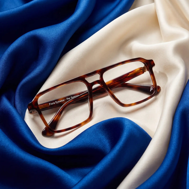 Anteojos Fiore 1039 en tortoiseshell – sobre seda cobalto y marfil drapeada
