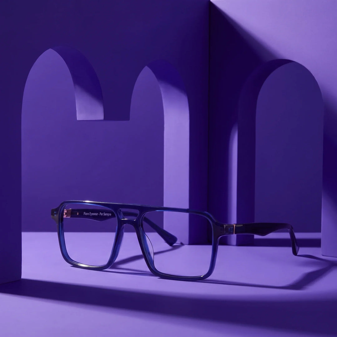 Anteojos Fiore 1039 en azul – puesta en escena en un set arquitectónico violeta