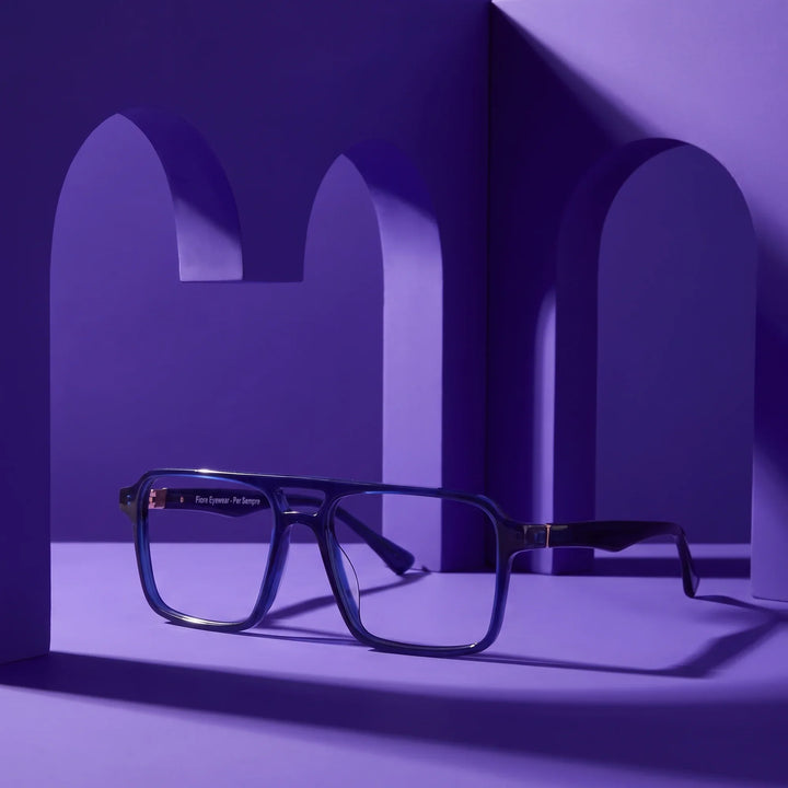 Anteojos Fiore 1039 en azul – puesta en escena en un set arquitectónico violeta