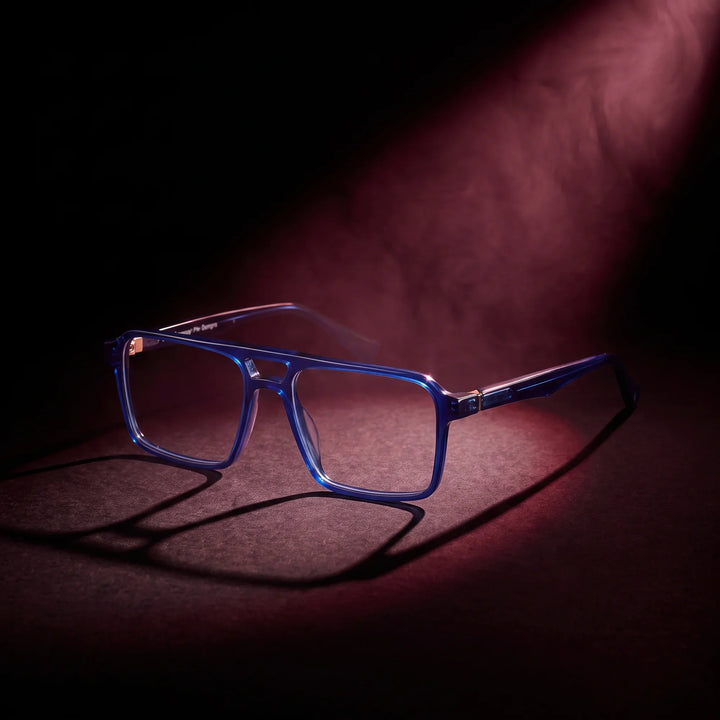 Anteojos Fiore 1039 en azul – bajo un haz de luz teatral
