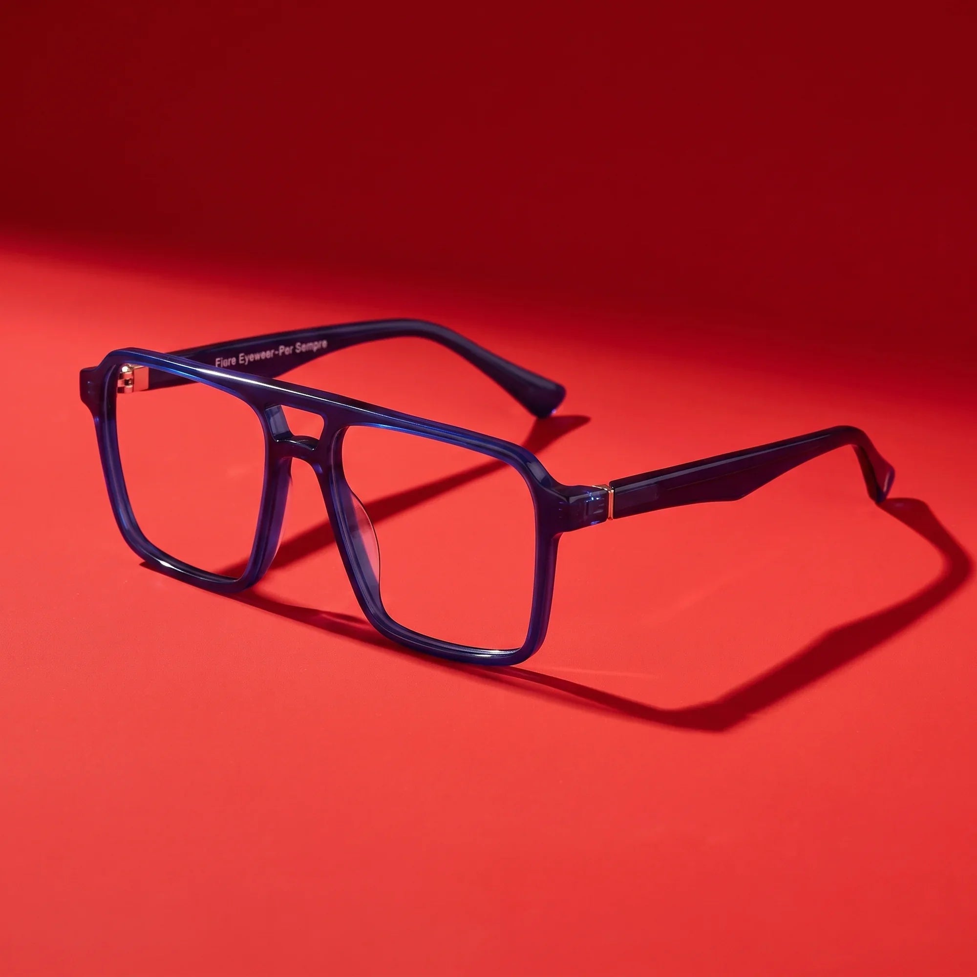 Anteojos Fiore 1039 en azul – hero still life against a deep vivid red backdrop