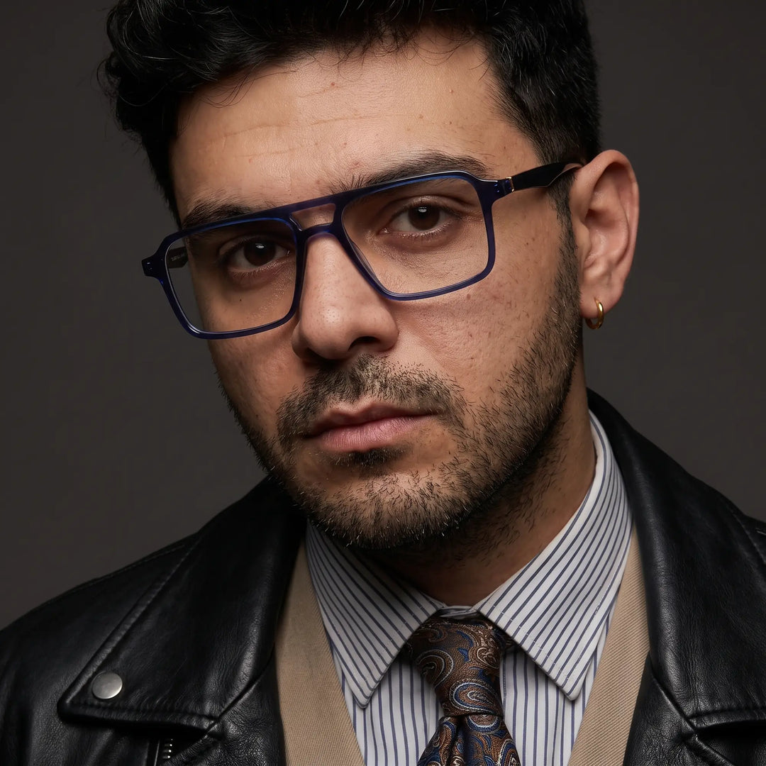 Anteojos Fiore 1039 en azul, en modelo – retrato de campaña, minimal studio portrait in soft daylight
