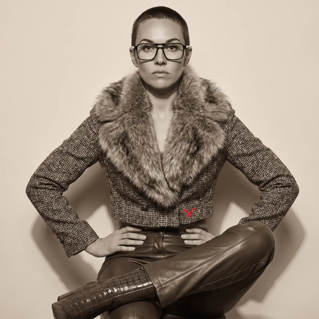 Anteojos Fiore 1039 en azul, en modelo – retrato de campaña, full-length studio portrait in tweed and leather