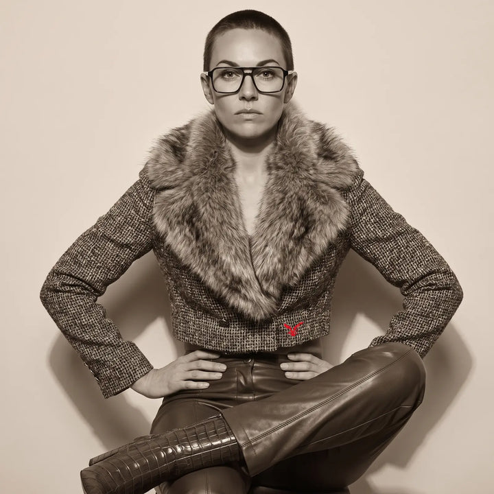 Anteojos Fiore 1039 en azul, en modelo – retrato de campaña, full-length studio portrait in tweed and leather