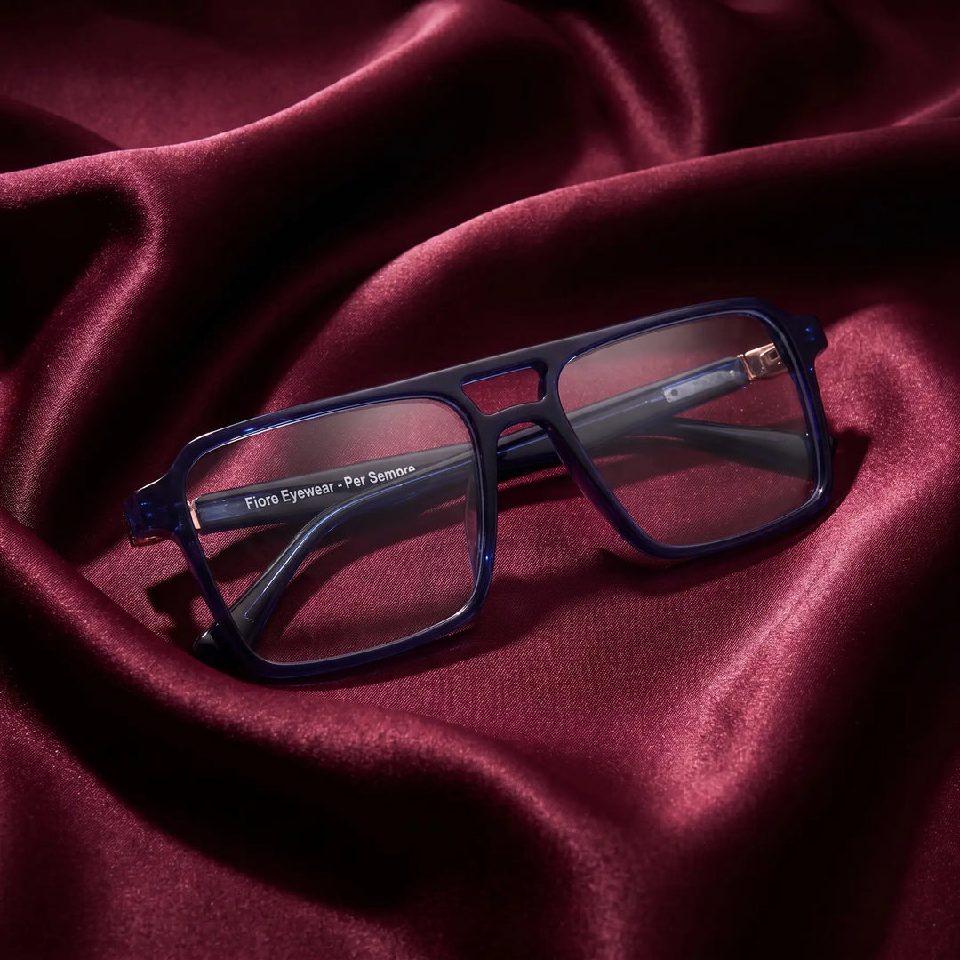 Anteojos Fiore 1039 en azul – nested in flowing burgundy silk