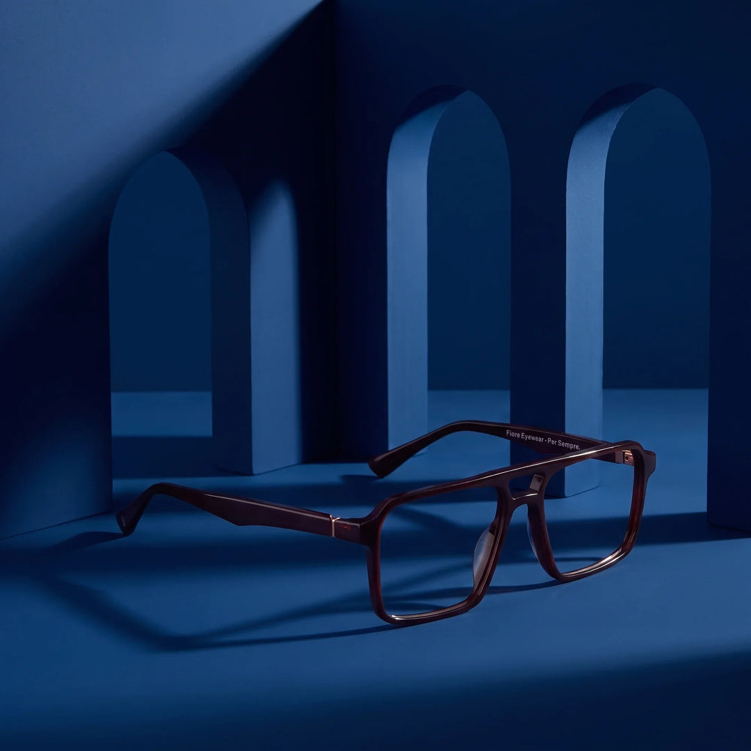 Anteojos Fiore 1039 en café – staged on a sculptural midnight blue architecture set