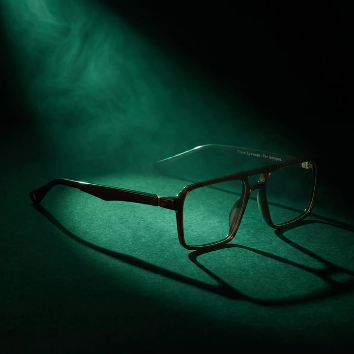 Anteojos Fiore 1039 en café – bajo un haz de luz teatral