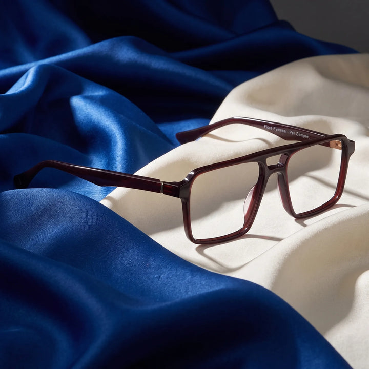 Anteojos Fiore 1039 en café – sobre seda cobalto y marfil drapeada
