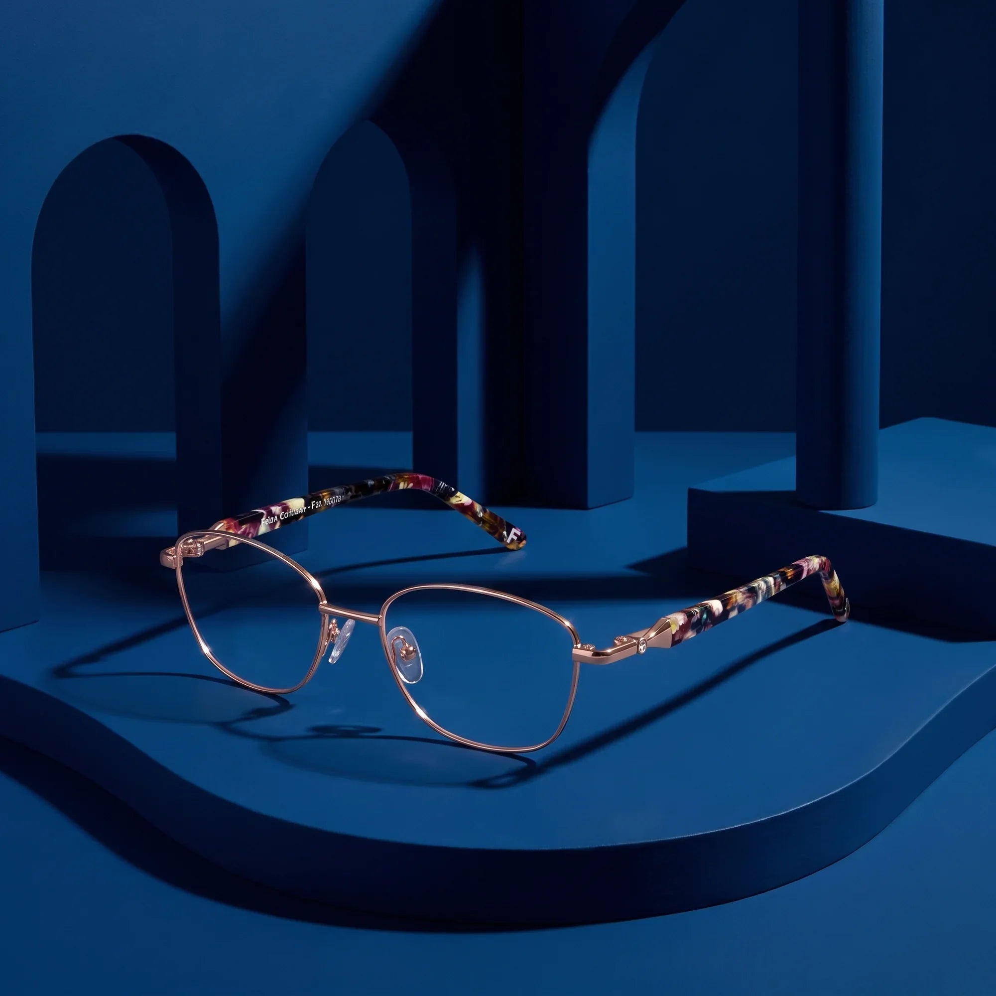 Anteojos Fiore 2208 en brown gold – still life among monochrome midnight blue arches