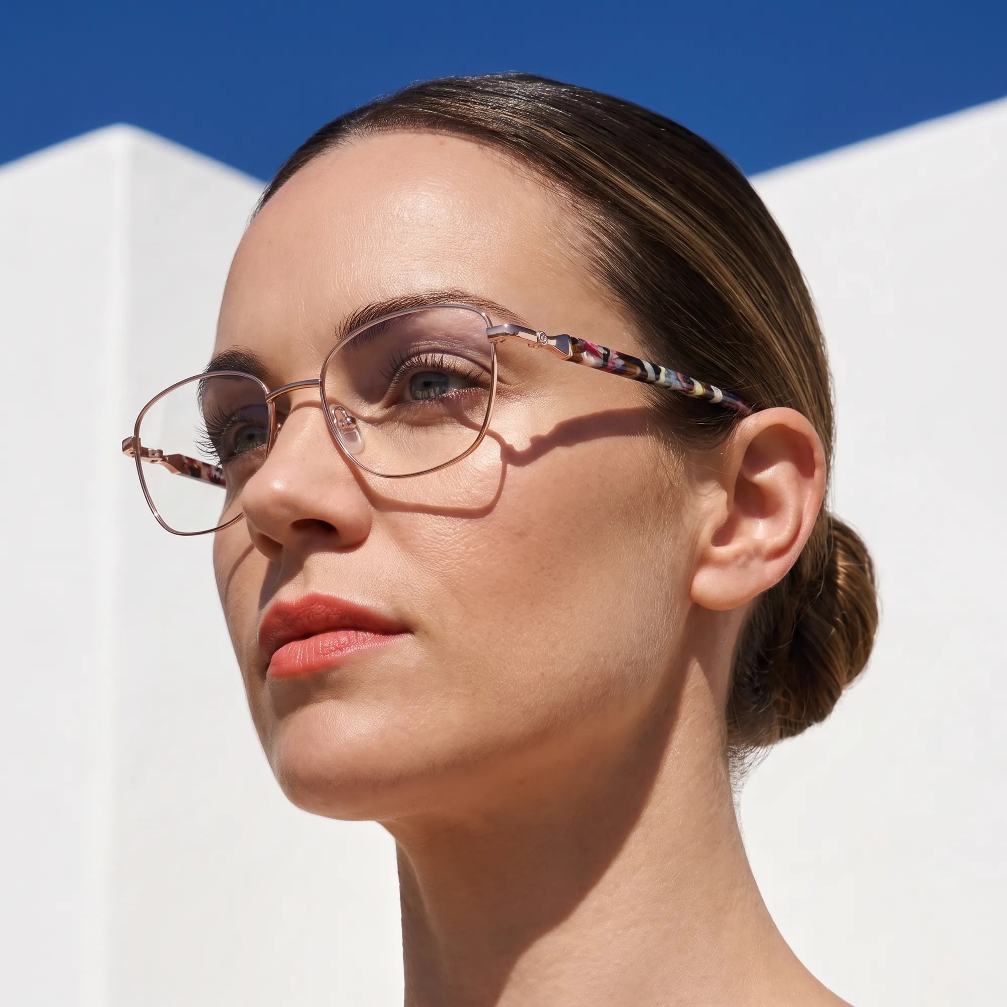Anteojos Fiore 2208 en brown gold, en modelo – retrato de campaña, island rooftop portrait in summer light