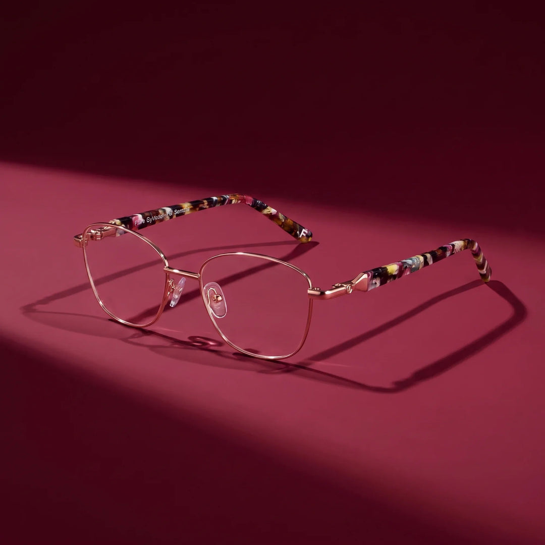 Anteojos Fiore 2208 en brown gold – editorial still life on a saturated burgundy set