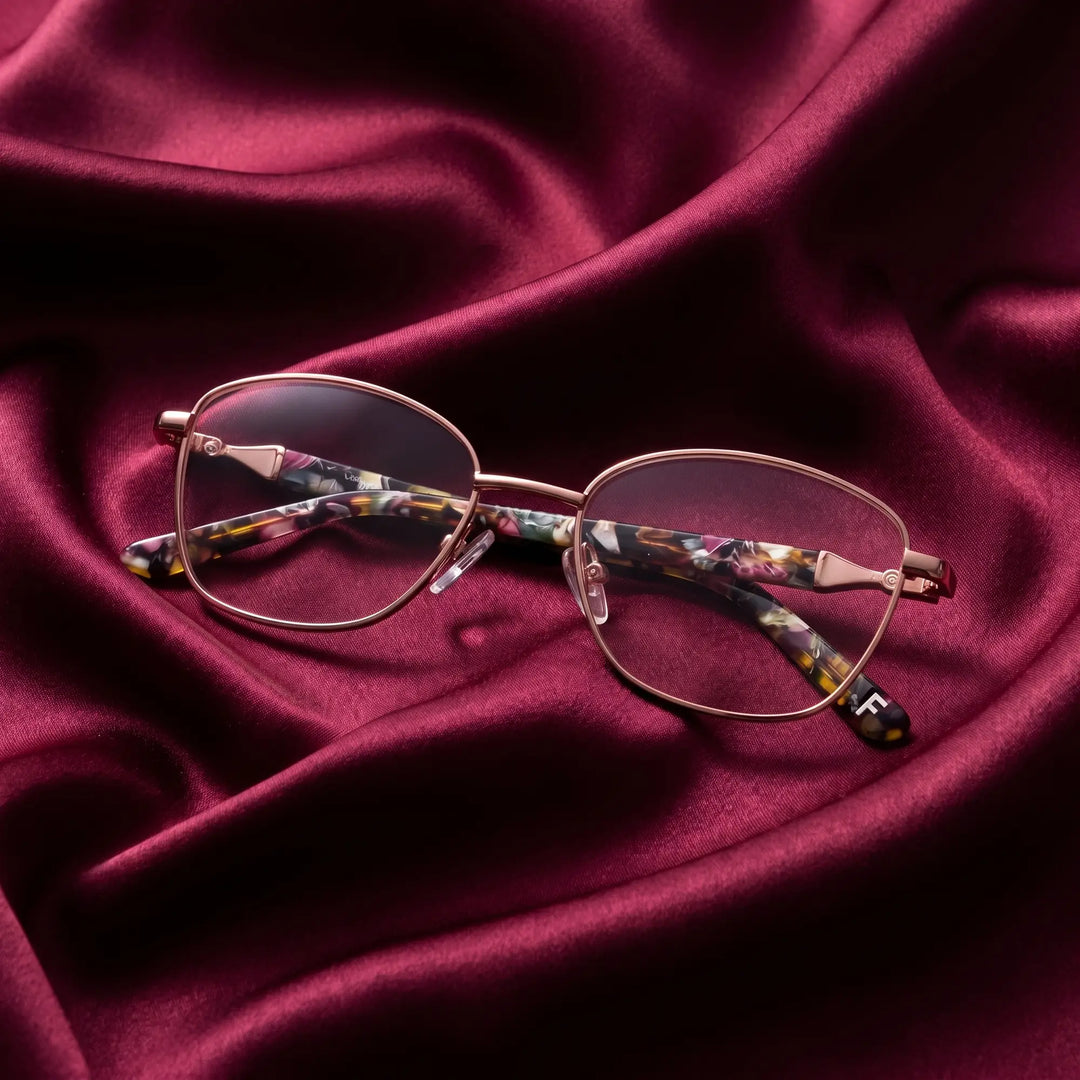 Anteojos Fiore 2208 en brown gold – nested in flowing burgundy silk