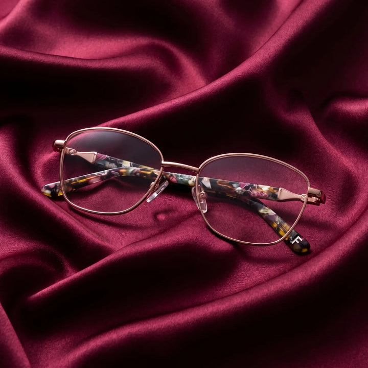 Anteojos Fiore 2208 en brown gold – nested in flowing burgundy silk