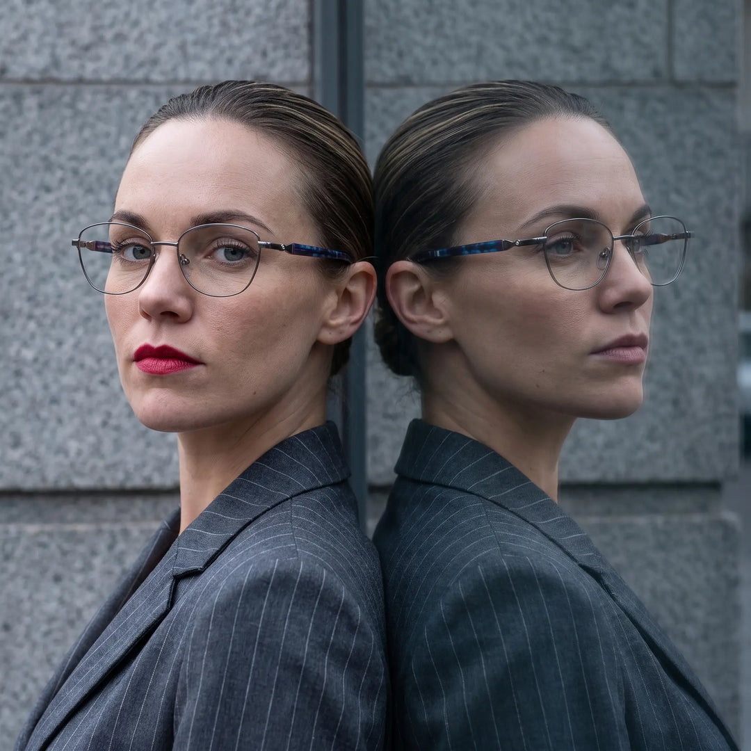 Anteojos Fiore 2208 en gun blue, en modelo – retrato de campaña, tailored autumn look on a city street