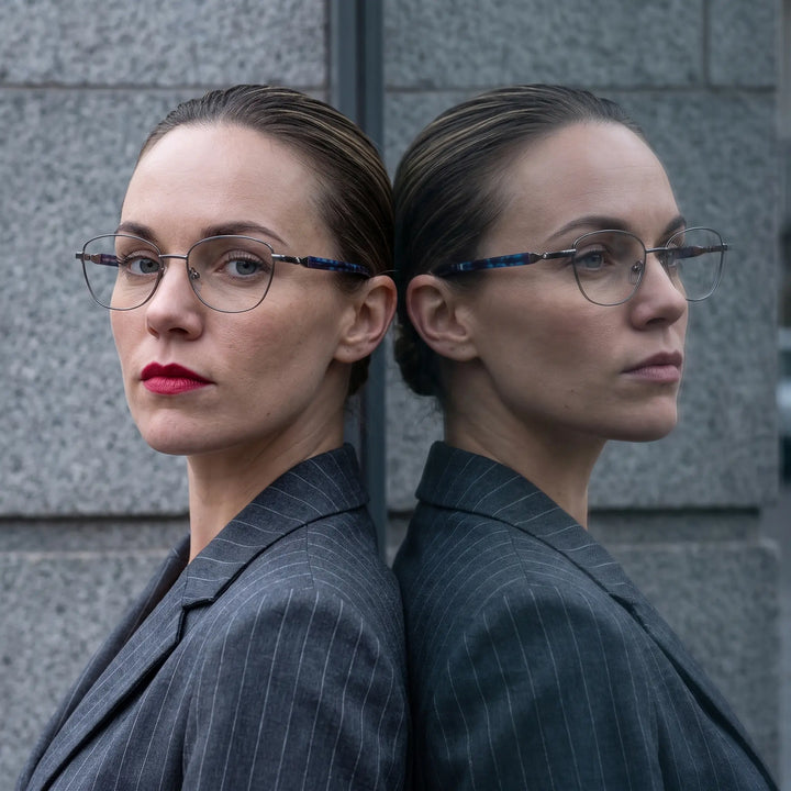 Anteojos Fiore 2208 en gun blue, en modelo – retrato de campaña, tailored autumn look on a city street