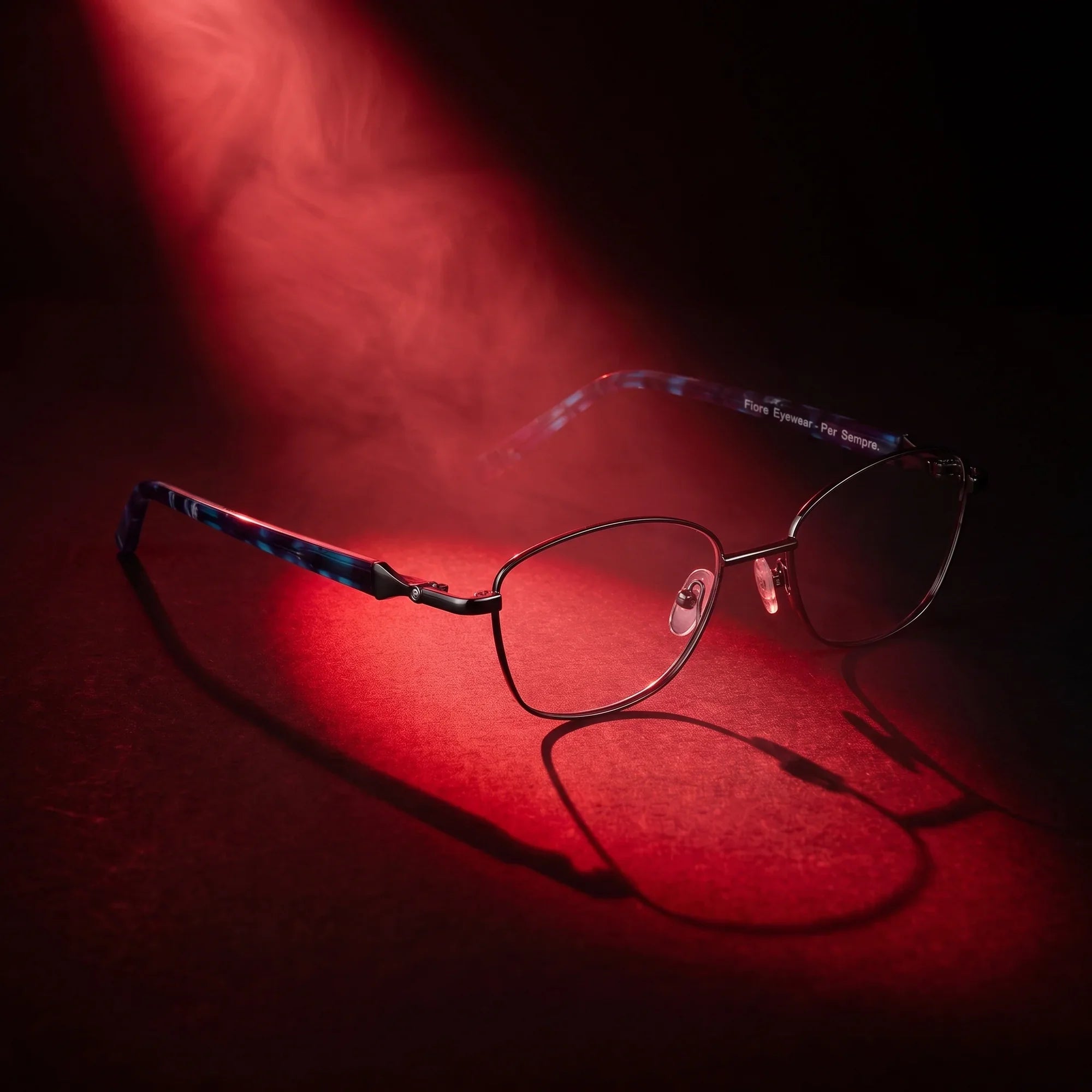 Anteojos Fiore 2208 en gun blue – bajo un haz de luz teatral