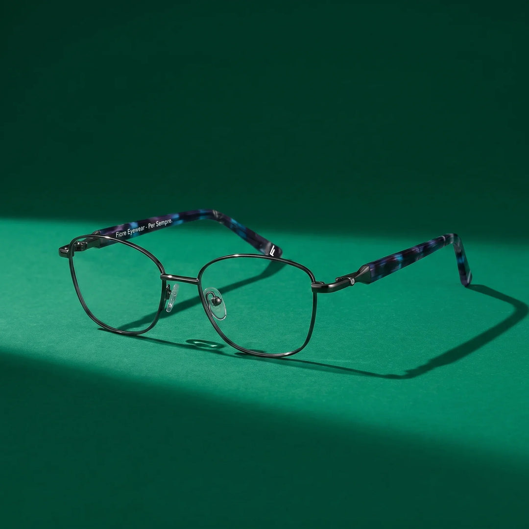 Anteojos Fiore 2208 en gun blue – still life on a seamless emerald studio backdrop