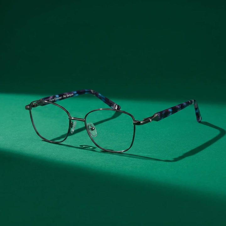 Anteojos Fiore 2208 en gun blue – still life on a seamless emerald studio backdrop