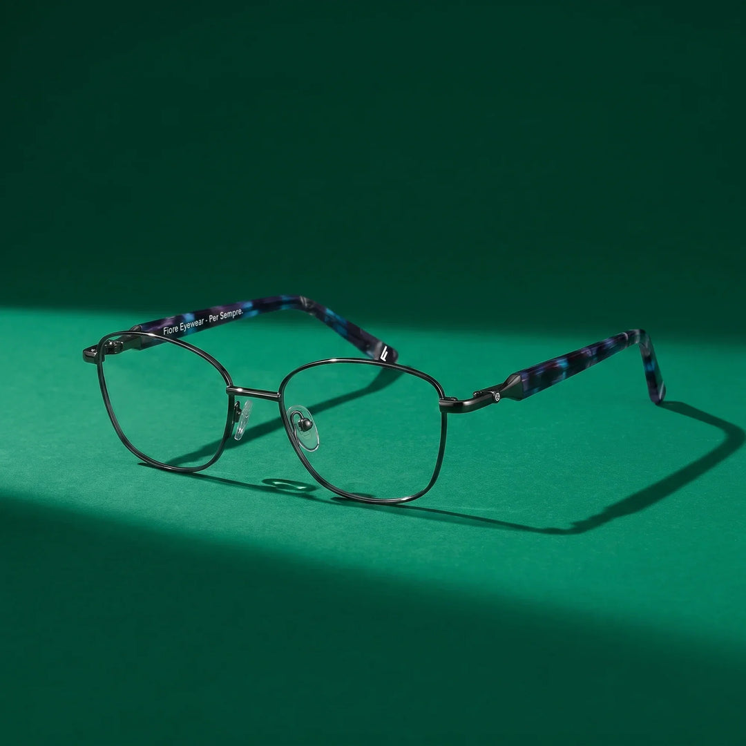 Anteojos Fiore 2208 en gunmetal azul – still life on a seamless emerald studio backdrop