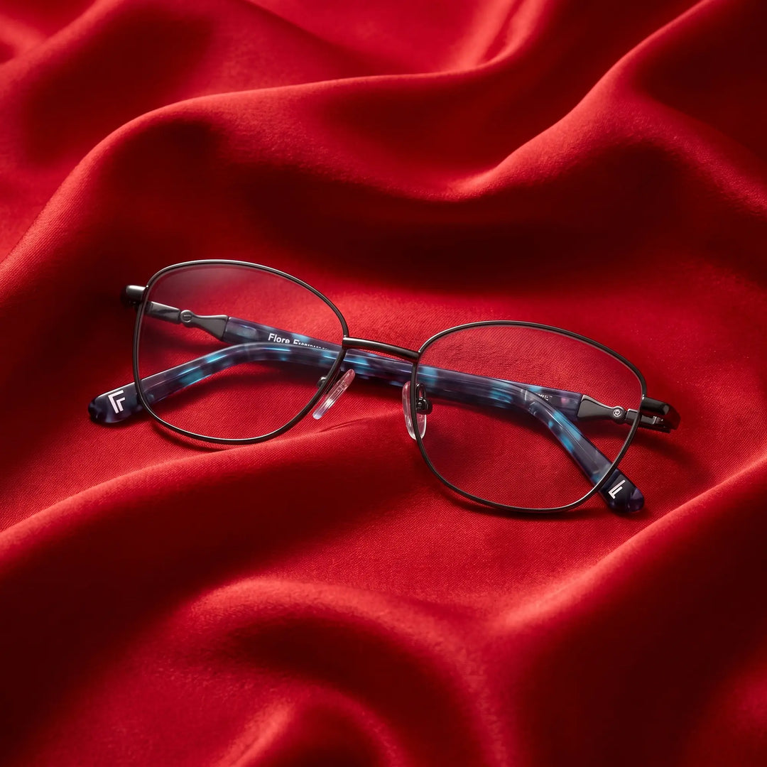 Anteojos Fiore 2208 en gunmetal azul – nested in flowing vivid red silk