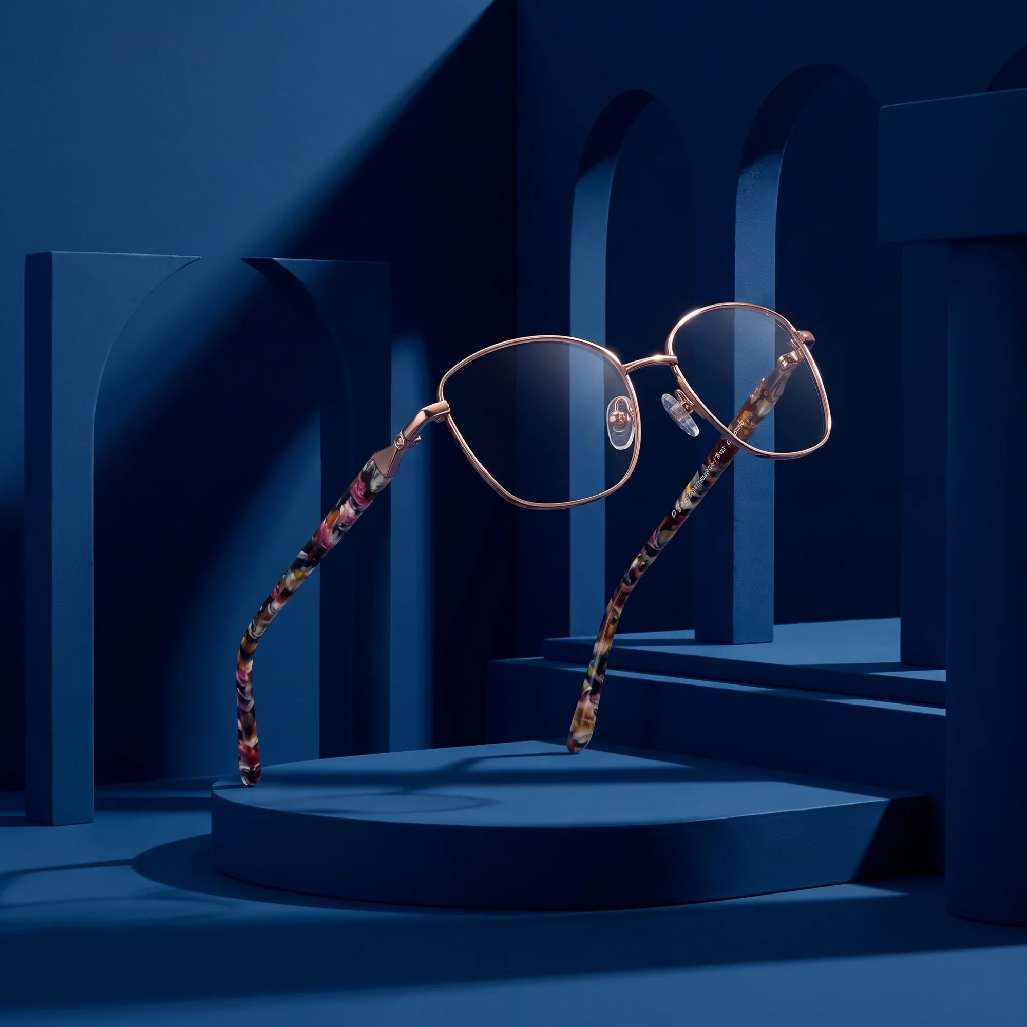 Anteojos Fiore 2208 en brown tortoiseshell – still life among monochrome midnight blue arches