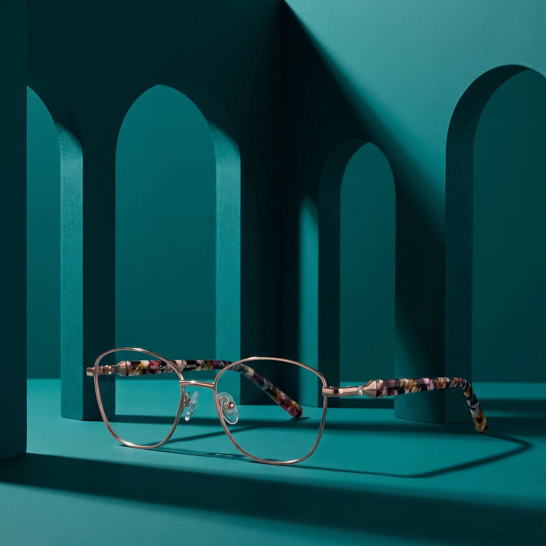Anteojos Fiore 2208 en brown tortoiseshell – staged on a sculptural teal architecture set